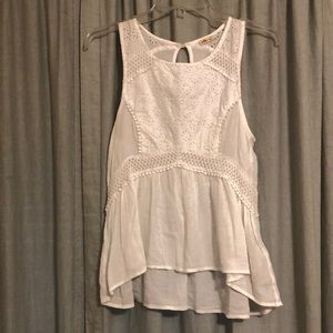 Hollister Cotton Eyelet Summer Top
Size Small Excellent condition